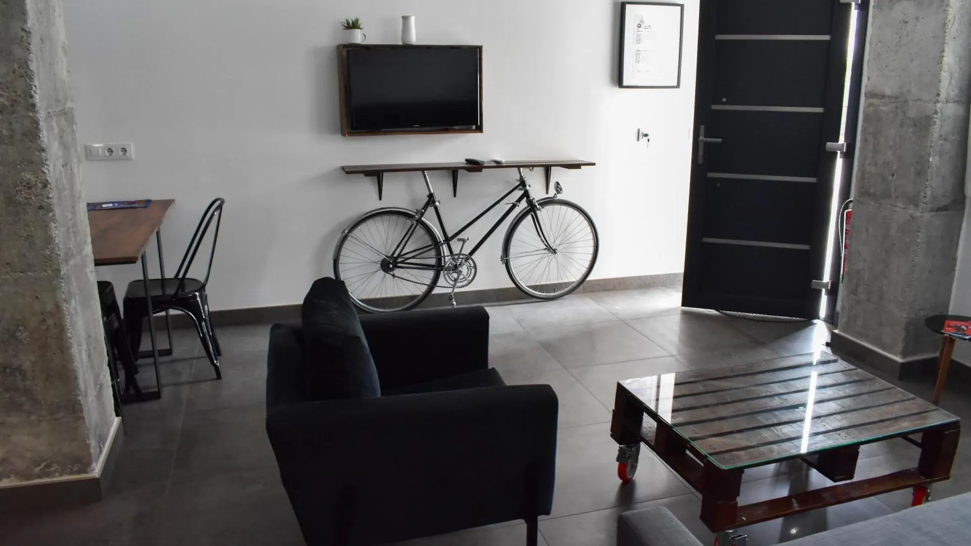 Sevilla Industrial Flat 0*,